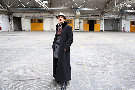 Anna Maria Krassnigg in der Expedithalle in der ehemaligen Ankerbrotfabrik