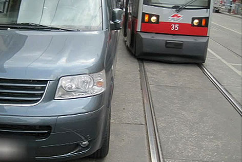 Falsch parkendes Auto behindert Straßenbahn