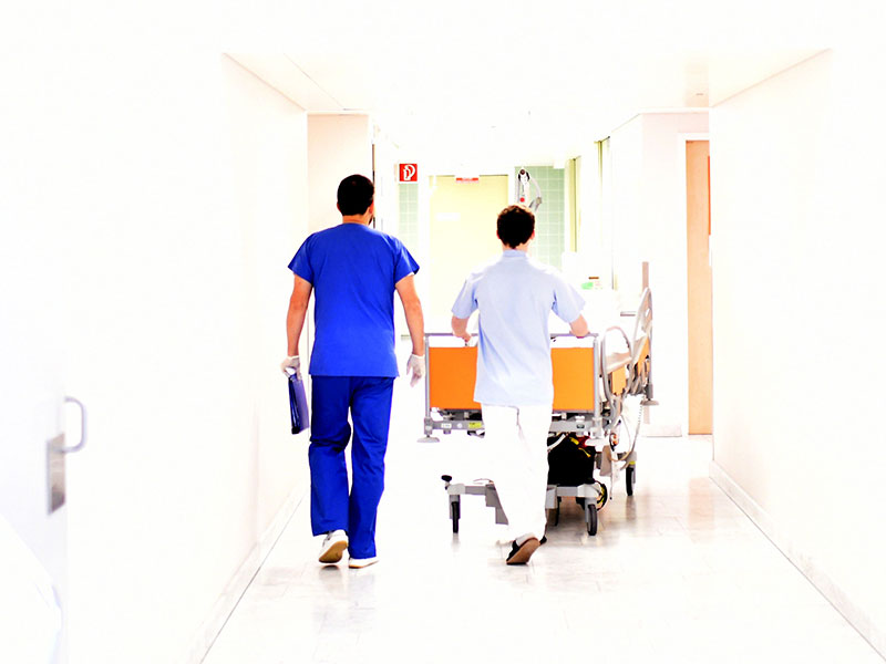 Krankenpfleger und Arzt