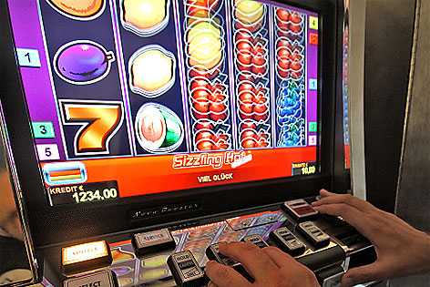 Mann spielt bei Glücksspiel-Automat