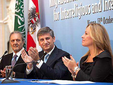 Die
Außenminister von Saudi Arabien Prinz Saud al-Faisal, Österreich
Michael Spindelegger und Spanien Trinidad Jimenez