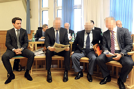 Franz Koloini (ganz links) und weitere Angeklagte am letzten Prozesstag.