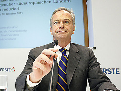 Erste Group Chef Andreas Treichl bei Pressekonferenz im Oktober 2011