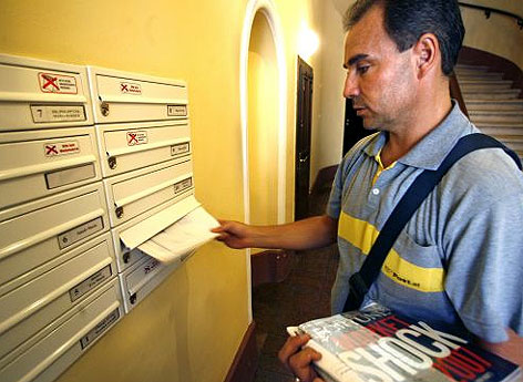 Brieftraeger beim Verteilen der Post