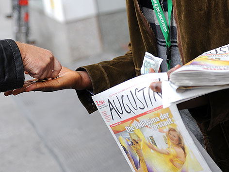 Ein "Augustin-Verkäufer" beim Verkauf der Straßenzeitung Augustin