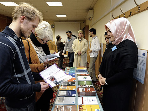 Besucher die sich über den islamischen Glauben informieren am Freitag, 18. November 2011, anl. der "Langen Nacht der Moscheen" in Wien.