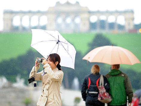 Touristin aus Japan fotografiert vor der Gloriette in Schönbrunn