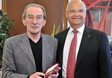 Hirsch wurde vom Landtagspräsidenten Harry Kopietz im Juni 2011 mit dem "Goldenen Rathausmann" ausgezeichnet