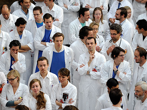 Ärzte bei öffentlicher Betriebsversammlung im AKH