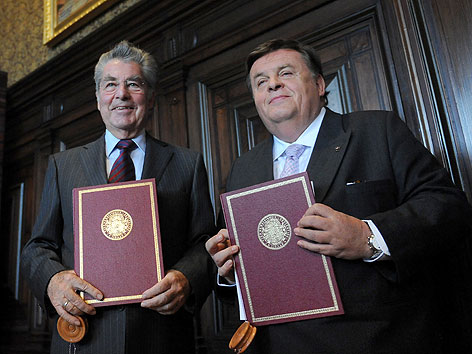 Bundespräsident Heinz Fischer mit dem frühere RTL-Direktor Helmut Thoma bei der Überreichung des "Goldenen Doktordiploms" der Universität Wien