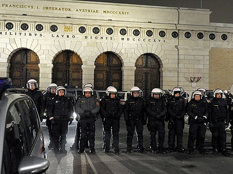 Polizisten bei Demonstration gegen WKR-Ball