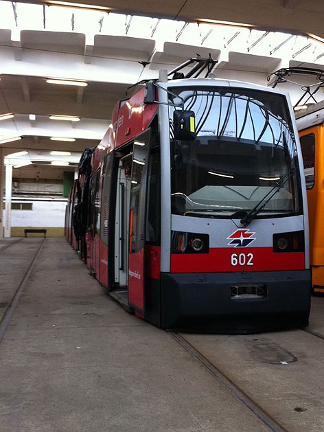 Wie komme ich mit U-Bahn, Bus, Bahn oder Straßenbahn nach Media Markt (MediaMarkt  Austria) in 13., Hietzing?