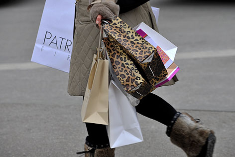 Frau mit Einkaufstaschen
