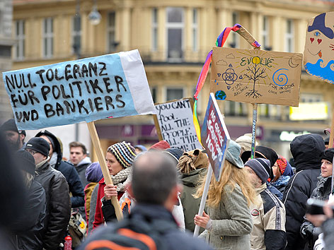 Teilnehmer der "Occupy"-Kundgebung auf dem Stephansplatz