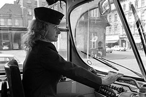 Eine der ersten Straßenbahnfahrerinnen in Wien