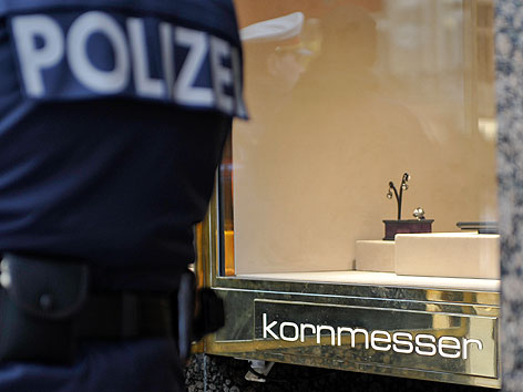 Polizist nach Überfall auf Juwelier Kornmesser in der Wiener Innenstadt