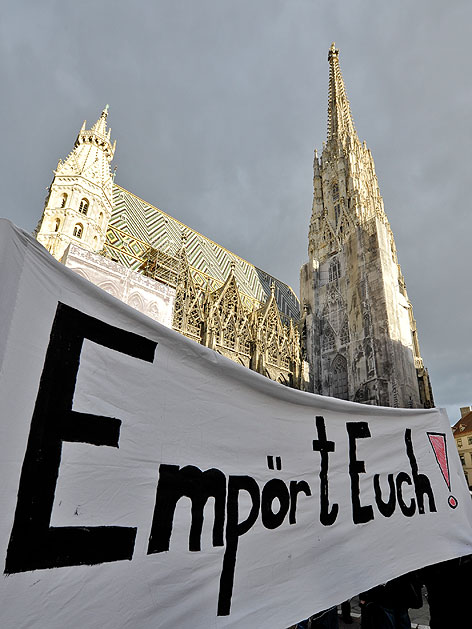 Transparent "Empört Euch" vor dem Stephansdom