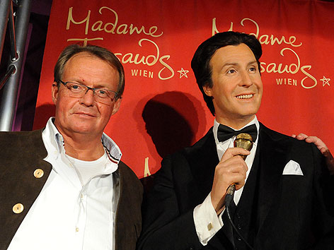 Michael Neumayer mit der Wachsfigur seines Vaters Peter Alexander bei Madame Tussauds in Wien