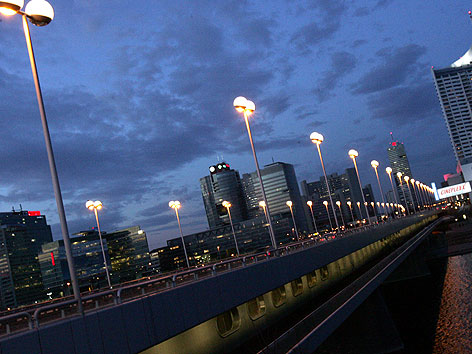 Straßenbeleuchtung durch Lampen auf der Wiener Reichsbrücke
