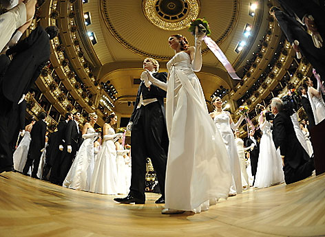 Debütanten und Debütantinnen des Jungdamen und Jungherrenkomitees während der Eröffnung des Opernballs 2012