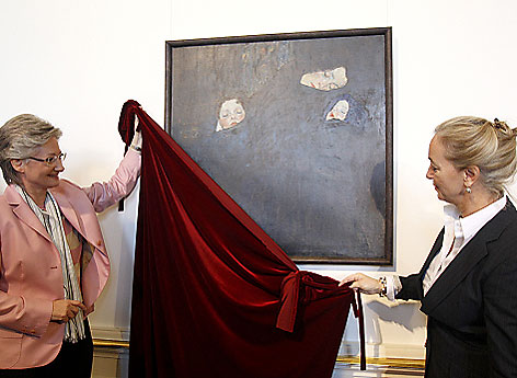 Belvedere-Direktorin Agnes Husslein-Arco und BM Claudia Schmied am Freitag, 09. März 2012, während der Enthüllung des Klimt-Gemäldes "Familie" im Belvedere