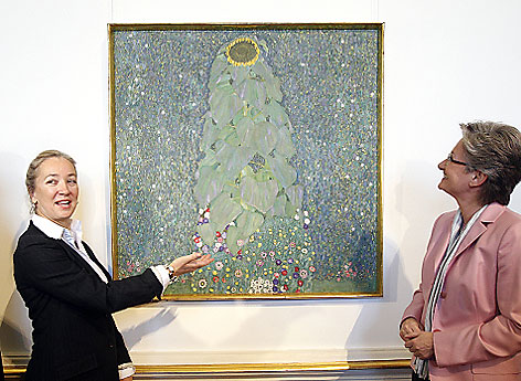 Belvedere-Direktorin Agnes Husslein-Arco und BM Claudia Schmied am Freitag, 09. März 2012, während der Präsentation des Klimt-Gemäldes "Sonnenblume" im Belvedere in Wien.