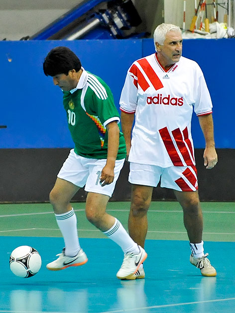 Evo Morales spielt im Budo-Center gegen Hans Krankl