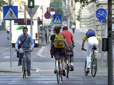 Radfahrer auf Radweg in der Wiener Innenstadt