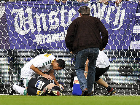 Rapid-Torhüter Georg Koch nach dem Böllerwurf beim Derby Rapid gegen Austria im August 2008 verletzt am Boden