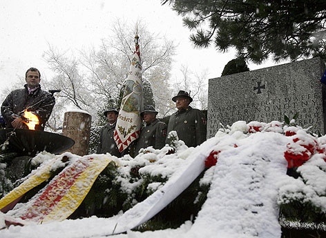 Ehrenbekundung fuer den vom NS-Regime hoch dekorierten Luftwaffenoffizier Walter Nowotny am Wiener Zentralfriedhof im Jahr 2007