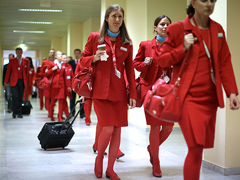 AUA-Mitarbeiter auf dem Weg zur Betriebsversammlung des AUA Bordpersonals am Flughafen Wien-Schwechat