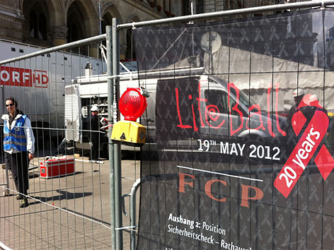 Aufbauarbeiten für die Life Ball-Bühne vor dem Rathaus am Donnerstag, 17. Mai 2012