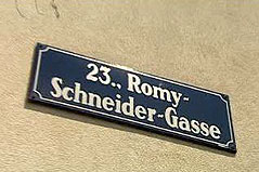 Schild "Romy Schneider Gasse" in Wien Liesing