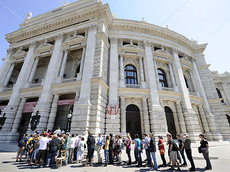 Menschenschlange beim Vorverkauf für das "Tote Hosen"-Konzert im Burgtheater im Juni 2009