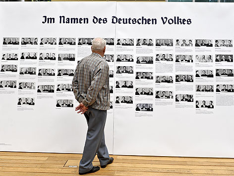 Besucher bei der Ausstellung "Verdrängte Jahre - Bahn und Nationalsozialismus in Österreich 1938-1945" in Wien