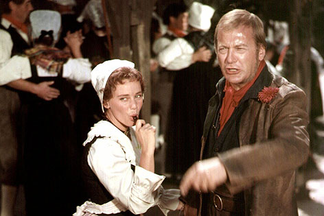 Curd Jürgens mit Maria Schell in einer Szene des Films "Der Schinderhannes" von 1958