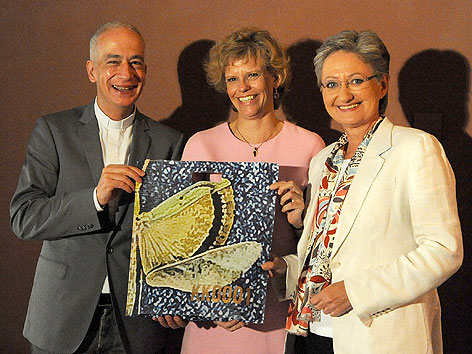 Michael Landau, Sabine Haag und Claudia Schmied mit "Caritas-Kunstkammer"-Tasche im Kunsthistorischen Museum
