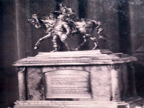 Bronzestatue aus Hotel Sacher gestohlen, Im Bild: Die Statue  "Graf von Habsburg"