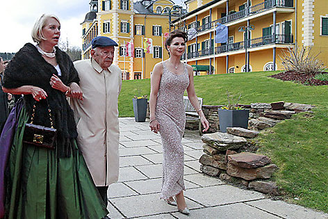 Ricki Schenk und Karl Wlaschek bei der Wiedereröffnung des Schlosshotels Velden 2012