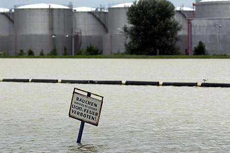 Am Rande Wiens in der Lobau wurde der Ölhafen vom Hochwasser der Donau überflutet