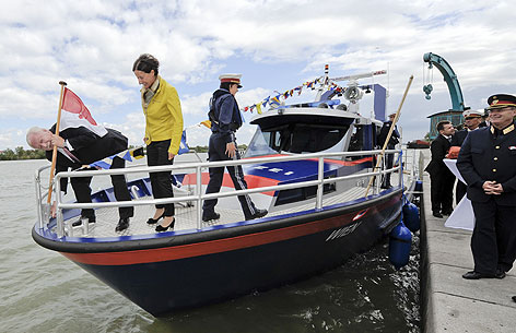 Bürgermeister Michael Häupl und Innenministerin Johanna Mikl-Leitner bei der Taufe des neuen Polizeiboots "Wien"