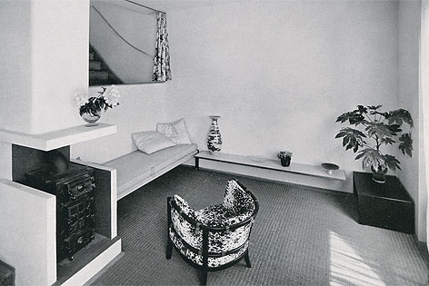 Wohnraum in Werkbund-Haus 45 von Jacques Groag, 1932
