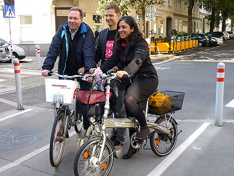 Franz Prokop, Martin Blum und Maria Vassilakou bei der Eröffnung der ersten fahrradfreundlichen Straße in der Hasnerstraße in Ottakring