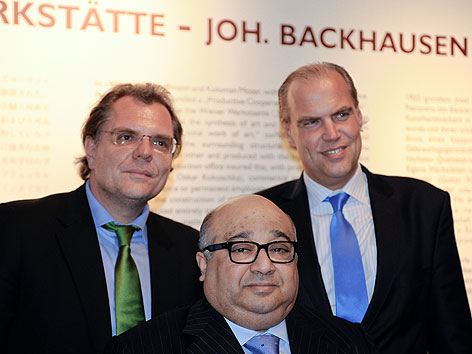Herbert Backhausen (l.), Scheich Mohamed Al Jaber (m.) und Reinhard Backhausen bei Pressekonferenz