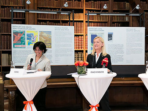 Bettina Kann und Johanna Rachinger bei einer Pressekonferenz in der Österreichischen Nationalbibliothek