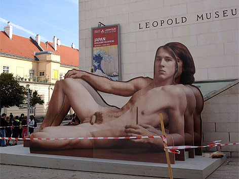 Leopold Museum: Skulptur "MR. BIG" verweist auf Schau "nackte männer"