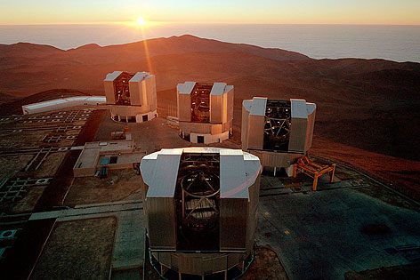 Übersichtsbild des derzeitigen Flaggschiffs der Europäischen Südsternwarte (ESO), das Very Large Telescope (VLT) auf dem Cerro Paranal in der chilenischen Atacama-Wüste.