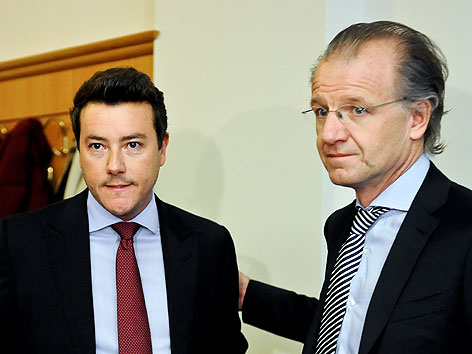 Rene Benko (l.) und Anwalt Ernst Schillhammer vor einem Prozess wegen versuchter verbotener Intervention im Landesgericht Wien
