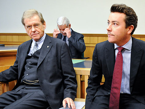 Rene Benko (re.) und sein Steuerberater Michael Passer vor einem Prozess am Wiener Landesgericht