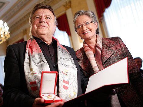 Lukas Resetarits erhielt von Bildungsministerin Claudia Schmied das "Goldene Ehrenzeichen für Verdienste um die Republik Österreich"